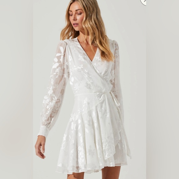 Astr Dresses & Skirts - ASTR Long Sleeve Dress